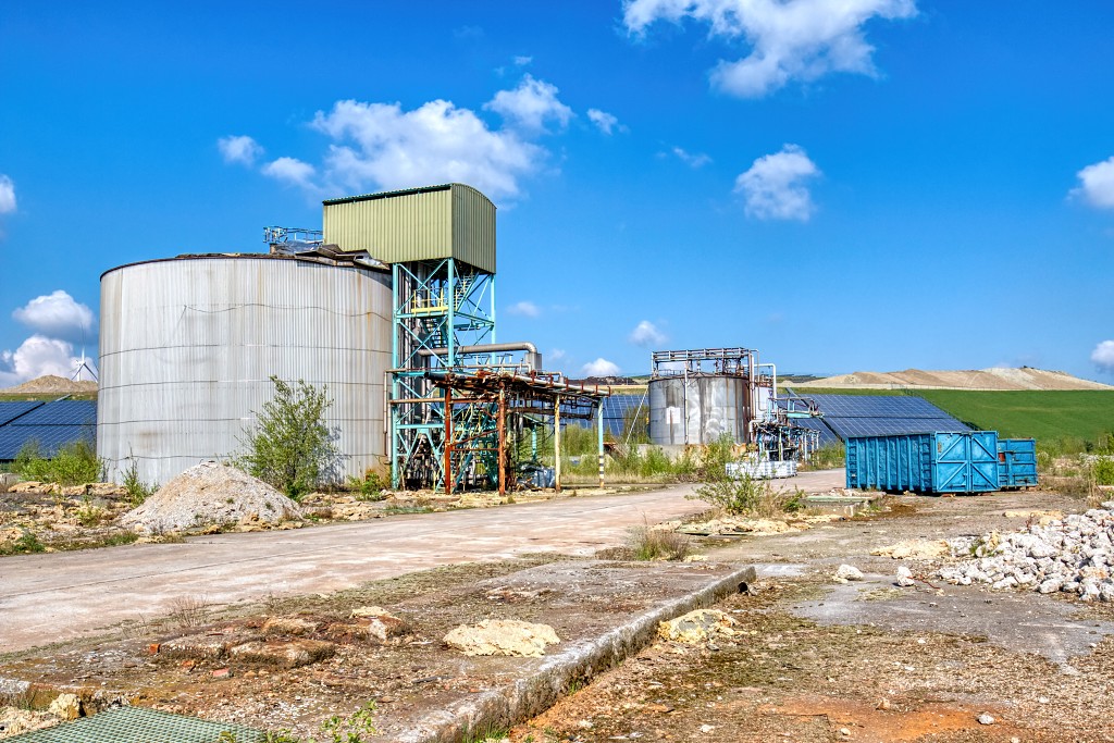 HDR graffiti streetart art kunst factory usine fabriek urbex chemie chemical industry industrie lost abandoned abandonnee decay vervuild pollution vervuiling